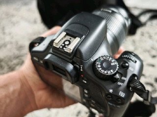 shitet-canon-eos-550d-me-lente-18-55mm-75-300mm-cante-dhe-karikues